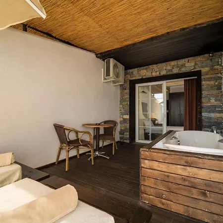 Manaspark Deluxe Hotel